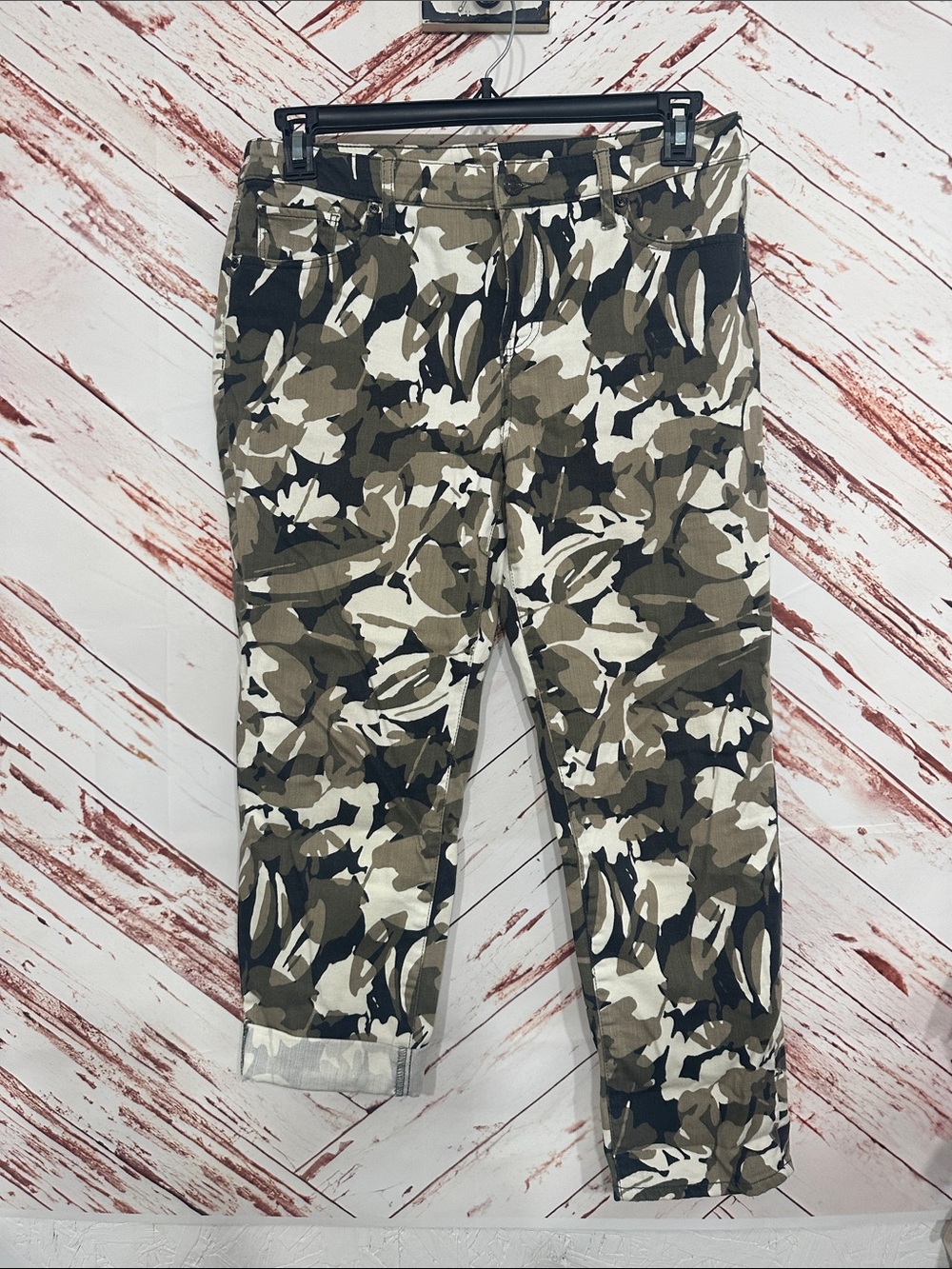 Chicos Camo Pull-On Bottoms in Olive Green